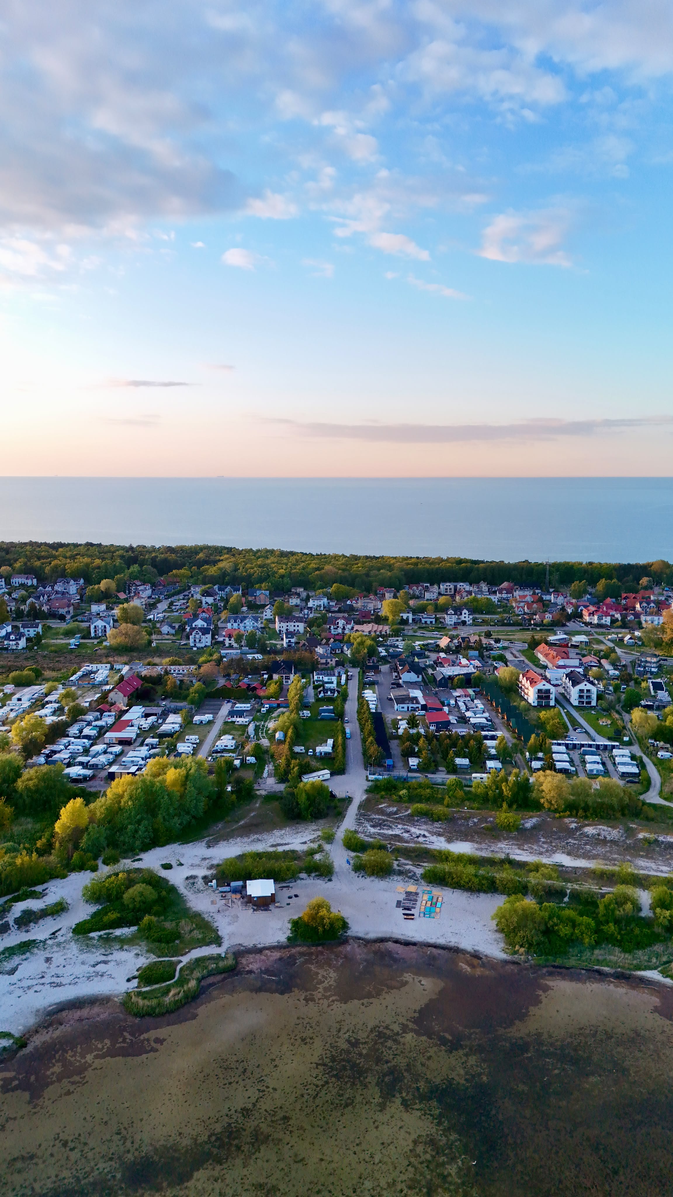 Instruktor przygotowujący latawiec na plaży
